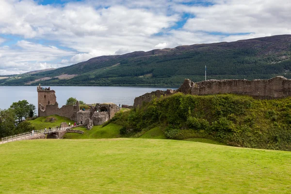 Zamek Urquhart castle obok jeziora loch ness w Szkocji, Wielka Brytania. — Zdjęcie stockowe