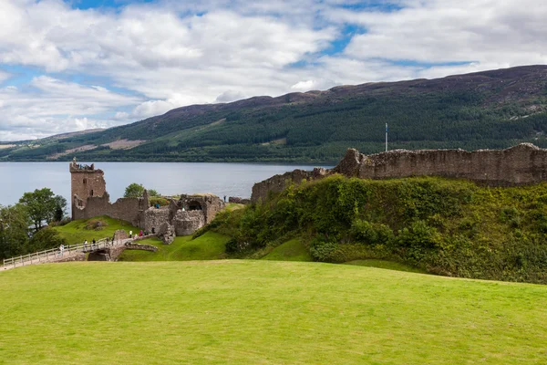 Urquhart Kasteel naast loch ness in Schotland, Verenigd Koninkrijk. — Stockfoto