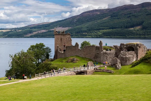 Urquhart Kasteel naast loch ness in Schotland, Verenigd Koninkrijk. — Stockfoto