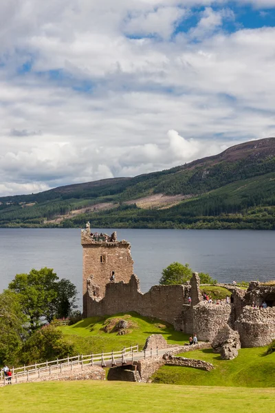 Urquhart vára mellett loch ness, Skócia, Egyesült Királyság. — Stock Fotó