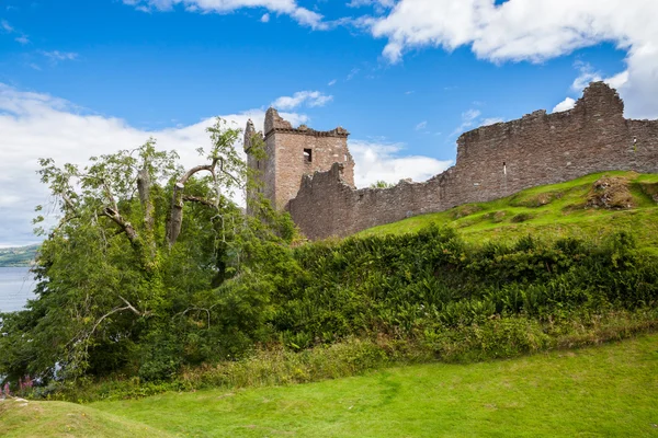 Urquhart castle yanında loch ness, İskoçya, Birleşik Krallık. — Stok fotoğraf