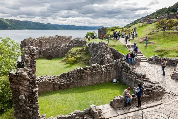 Castillo de Urquhart junto al Lago Ness en Escocia, Reino Unido . — Foto de Stock