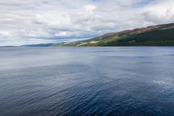 Loch Ness nas Terras Altas Escocesas, Escócia — Fotografia de Stock