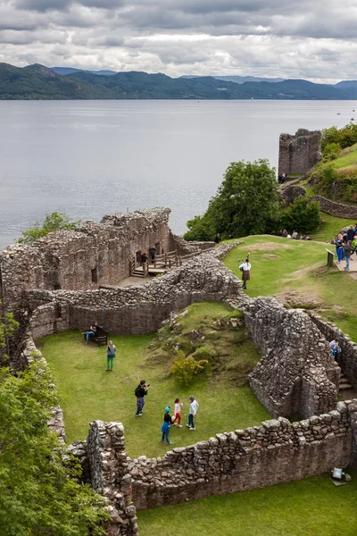 Urquhart castle yanında loch ness, İskoçya, Birleşik Krallık. — Stok fotoğraf