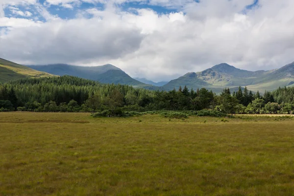 Paisaje de las tierras altas en Escocia, Reino Unido . — Foto de Stock