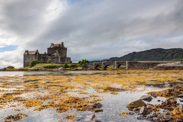 Замок Donan Eilean в сутінках, Шотландія, Великобританія — стокове фото