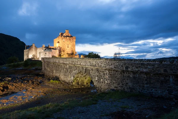 Eilean Donan Kalesi, alacakaranlık, İskoçya, Birleşik Krallık