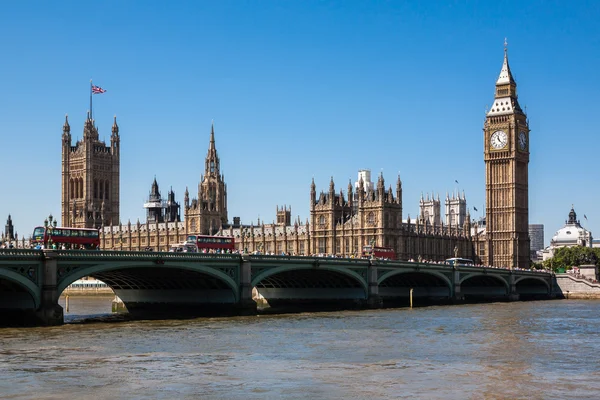 Családi házak, a Parlament és a big ben, london — Stock Fotó