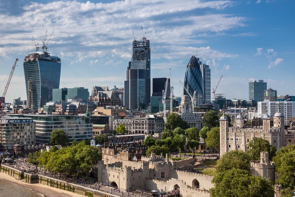 Лондонська skyline від Тауерського моста — стокове фото