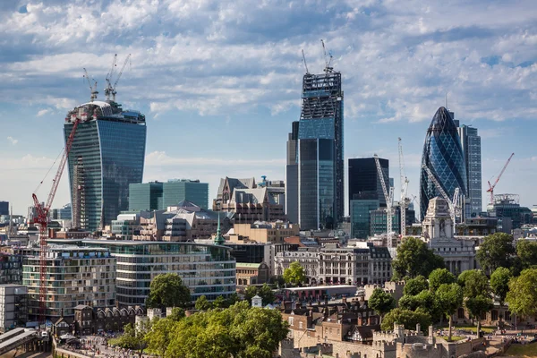 De skyline van Londen vanaf de tower bridge — Stockfoto