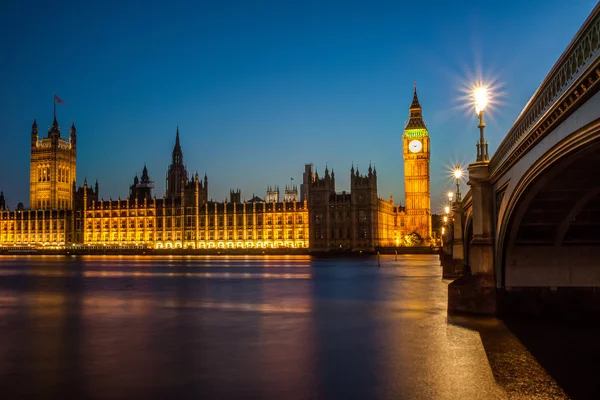 London bei Nacht: Parlamentsgebäude und Big Ben — Stockfoto