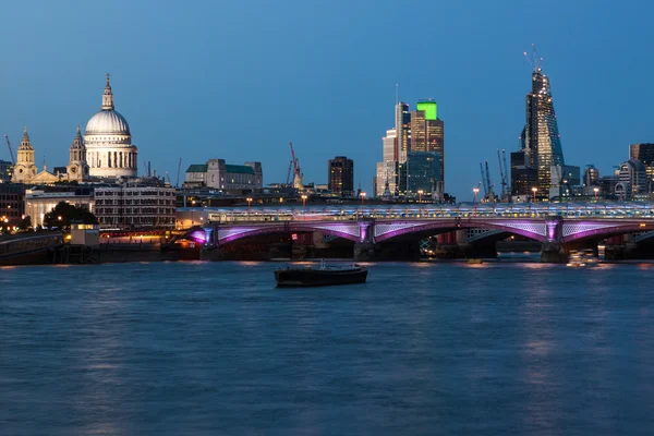 Skyline de Londres por la noche — Foto de Stock