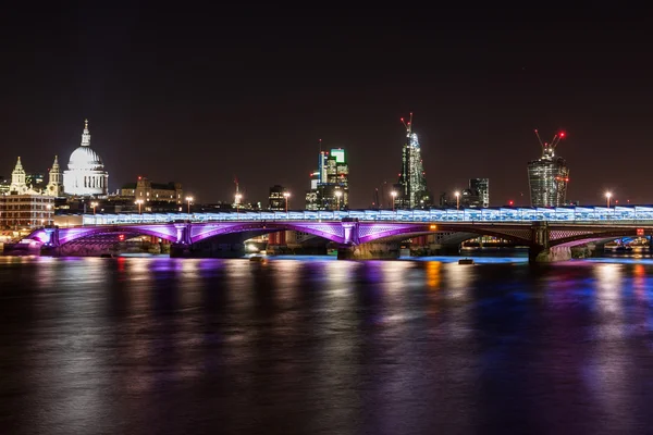 De skyline van Londen bij nacht — Stockfoto