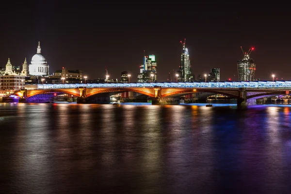 De skyline van Londen bij nacht — Stockfoto