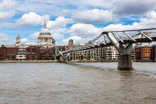 Catedral de San Pablo y el Puente del Milenio en Londres, Reino Unido — Foto de Stock