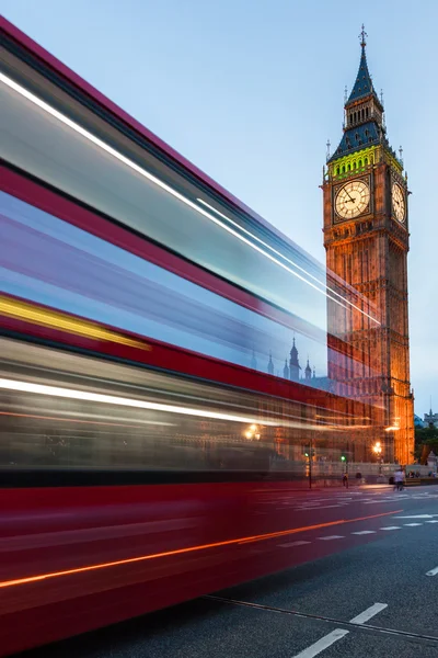 Big Ben y el tráfico en el puente de Westminster — Foto de Stock