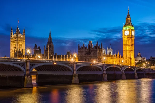 Családi házak, a Parlament és a big ben, london — Stock Fotó