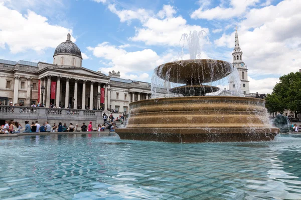 National Portrait Gallery y Trafalgar Square en Londres, Reino Unido — Foto de Stock