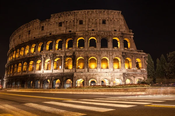 Colosseum nachts in rome, Italië — Stockfoto