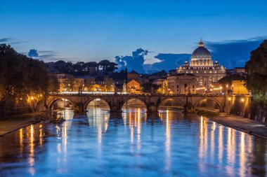St. Peter's Bazilikası'na alacakaranlıkta Roma, İtalya