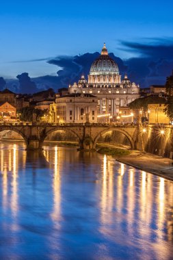 St. Peter's Bazilikası'na gece Roma, İtalya