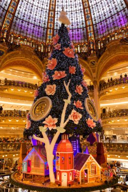 Galeries Lafayette Paris Noel zamanı