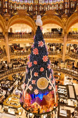 Galeries Lafayette Paris Noel zamanı