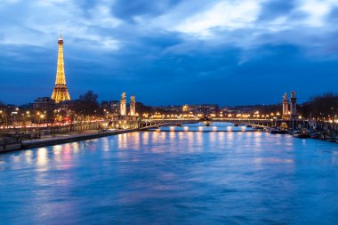 Eyfel Kulesi ve Paris, Fransa'da alacakaranlıkta Pont Alexandre III