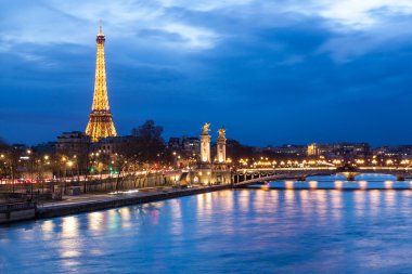 Eyfel Kulesi ve Paris, Fransa'da alacakaranlıkta Pont Alexandre III