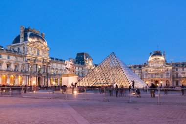 Alacakaranlıkta Paris Louvre Müzesi