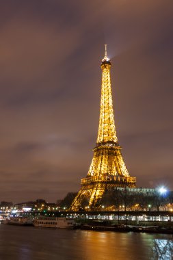 Eyfel Kulesi ve river Seine geceleri