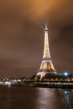 Eyfel Kulesi ve river Seine geceleri
