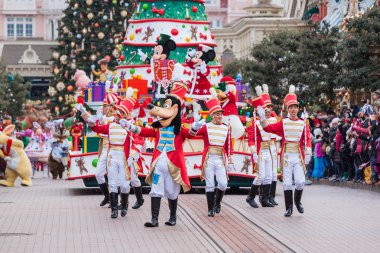 Disney Christmas Parade Disneyland Paris.