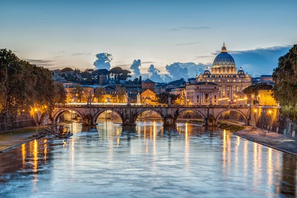 St. Peter's Basilica at dusk in Rome, Italy — Stock Photo, Image