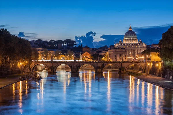 Basílica de São Pedro ao anoitecer em Roma, Itália — Fotografia de Stock