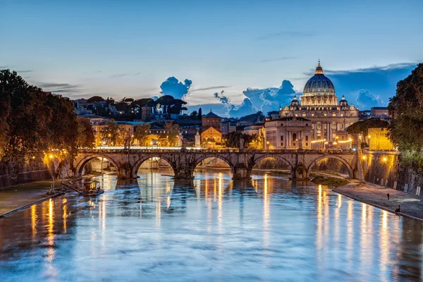 St. Peter's Basilica at dusk in Rome, Italy — Stock Photo, Image