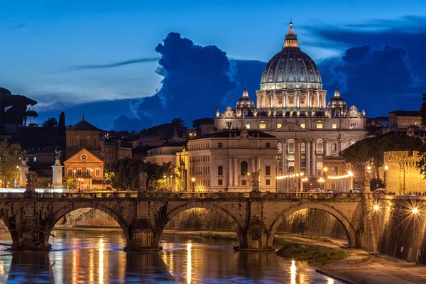 Basilique Saint-Pierre la nuit à Rome, Italie — Photo