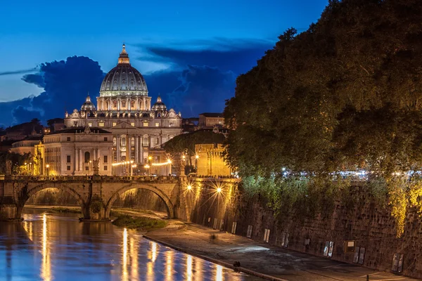 St. Peter's Basilica at night in Rome, Italy — Stock Photo, Image