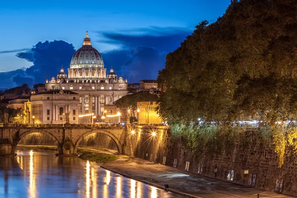 Peterskyrkan på natten i Rom, Italien — Stockfoto