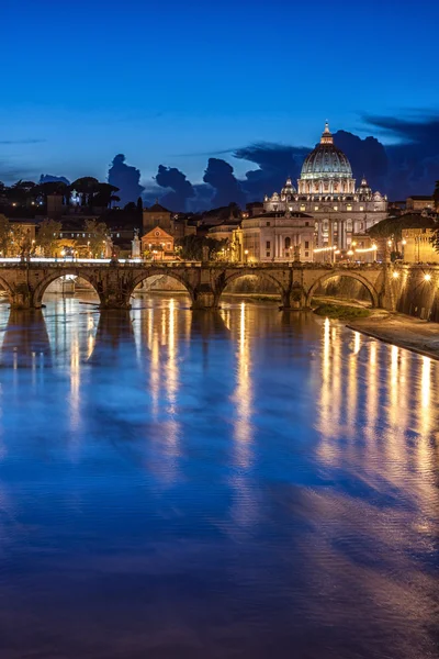 Basilique Saint-Pierre la nuit à Rome, Italie — Photo