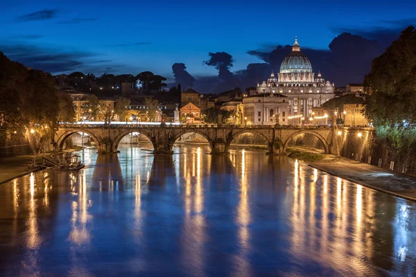 Basílica de São Pedro à noite em Roma, Itália — Fotografia de Stock