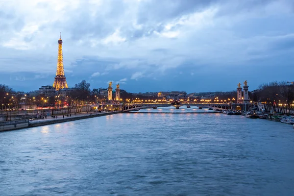 Eiffelova věž a Pont Alexandre Iii za soumraku v Paříž, Francie — Stock fotografie