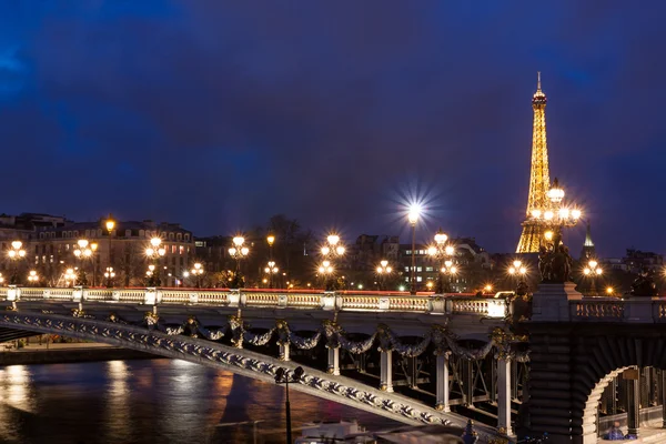 Eiffelova věž a Pont Alexandre Iii v noci — Stock fotografie