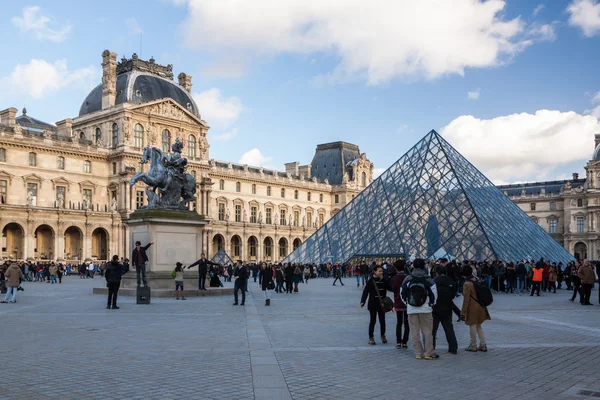 パリ、フランスのルーブル美術館. — ストック写真