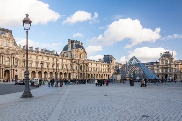 Lovre Museum em Paris, França . — Fotografia de Stock