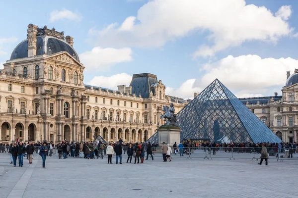 Museo del Lovre en París, Francia . — Foto de Stock