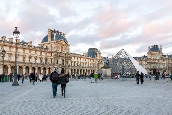 Музей Ловр в Париже, Франция . — стоковое фото