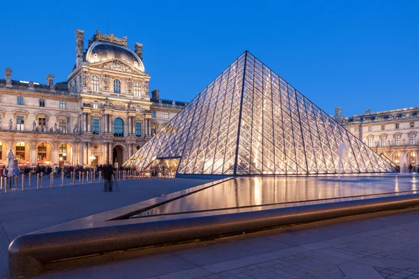 Музей Лувра в сумерках Парижа — стоковое фото