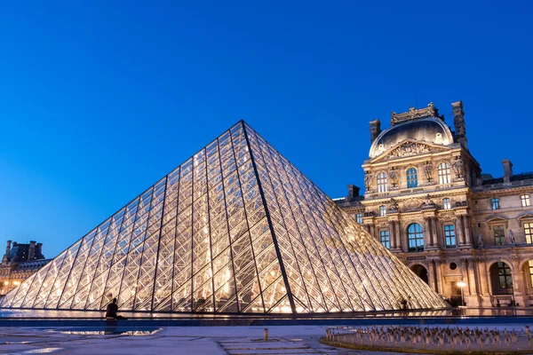 Museu do Louvre ao entardecer em Paris — Fotografia de Stock