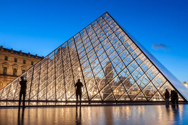 Louvre Museum at dusk in Paris — Stock Photo, Image